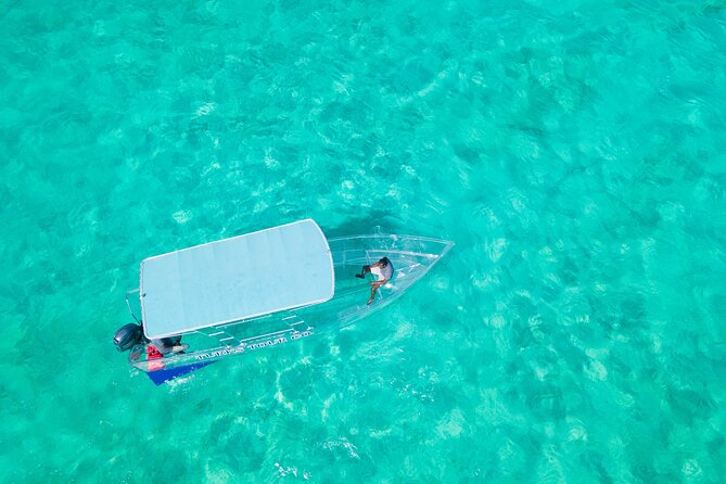 75 Minutes Clear Boat Tour in Caicos Island - Looking through the boat at Grace Bay reefs