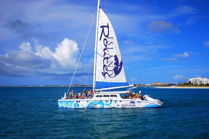 Family Catamaran & Snorkeling Cruise Turks & Caicos - Cruising the Providenciales coast on a 65-foot catamaran